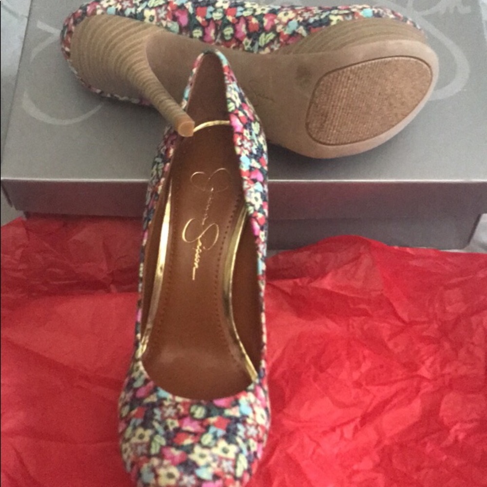 Beautiful Pumps - Picture 2 of 4